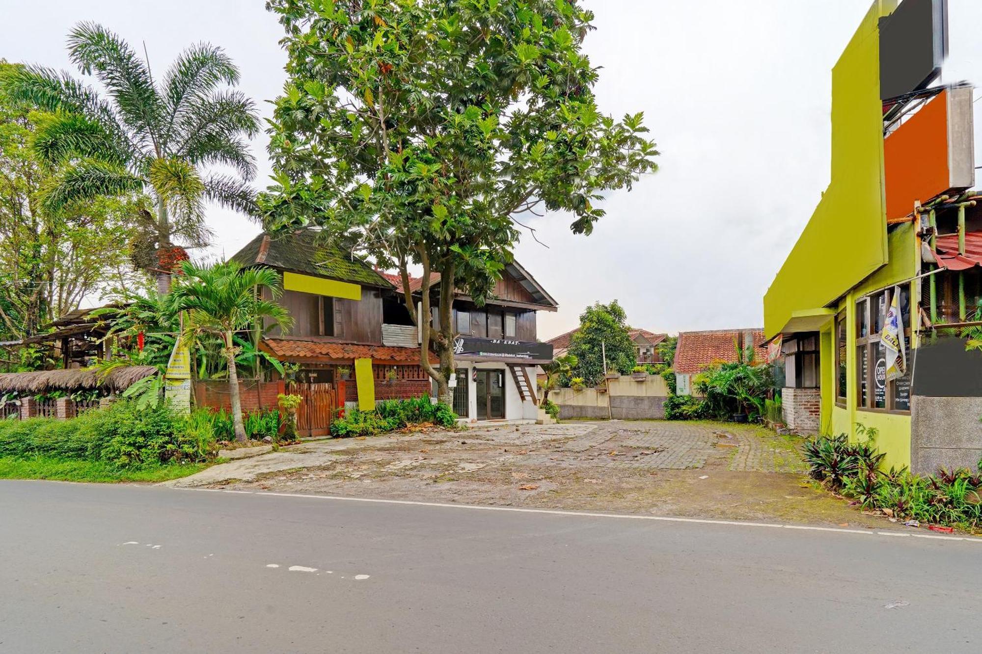 Oyo 91810 Balebat 2 2* Bandung